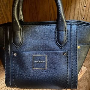 Isaac Mizrahi small handbag. Short handles. Black color.